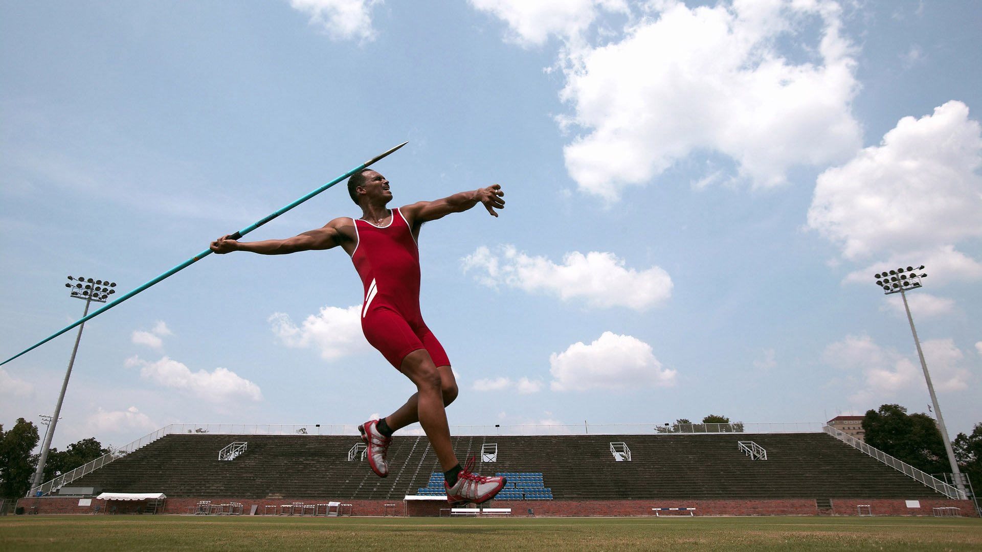 阿尔卡拉斯逆转德约科维奇 首夺温网男单冠军创历史