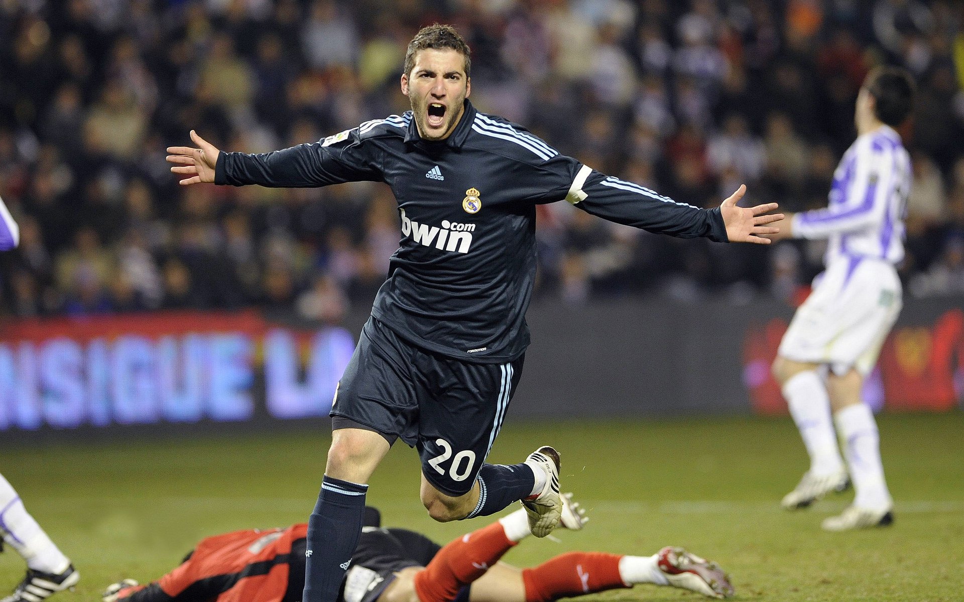 库里狂飙12记三分球,勇士主场大胜湖人