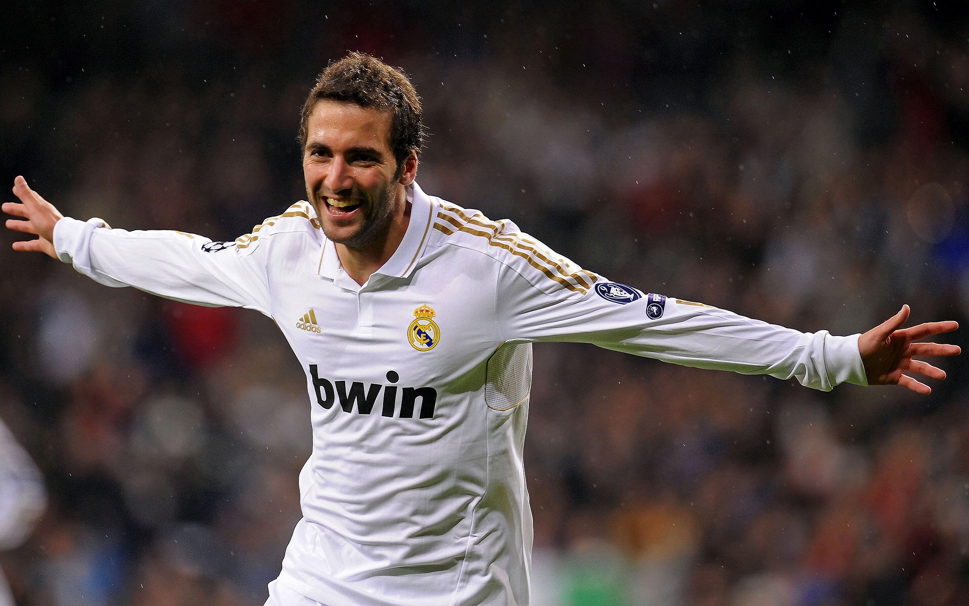 中超联赛激战正酣，争冠保级悬念迭起